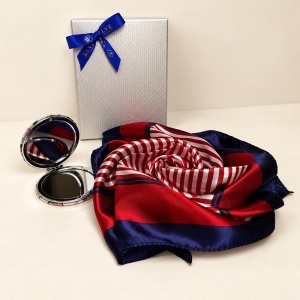 Set pentru femei Satin Glow cu esarfa satinata 50x50 cm si oglinda compacta, in cutie eleganta, rosu-bleumarin - Img 4