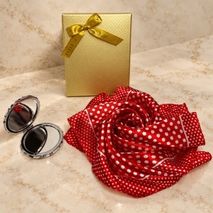 Set pentru femei Satin Glow cu esarfa satinata 50x50 cm si oglinda compacta, in cutie eleganta, rosu cu buline albe - Img 4