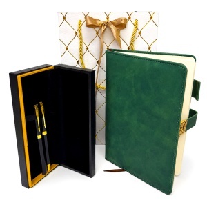 Set premium cu agenda din piele ecologica verde cu inchidere magnetica si caseta cu doua instrumente de scris, in punga eleganta