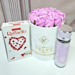 Set premium cu trandafiri de sapun lila, spray pentru corp V.V. Love si Raffaello - Img 2