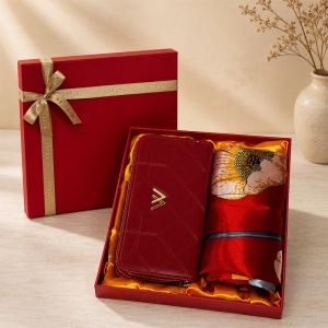 Set premium dama Passion Edition, cu portofel grena din piele eco si esarfa satinata florala, in cutie eleganta - Img 2