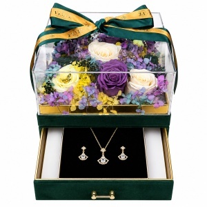Set premium de lux cu 11 trandafiri criogenati si bijuterii cu zirconiu, cutie patrata din catifea verde cu sertar si plexiglas
