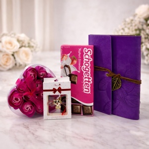 Set Purple Romance, trandafiri din sapun in cutie inima, ciocolata Schogetten si jurnal elegant mov