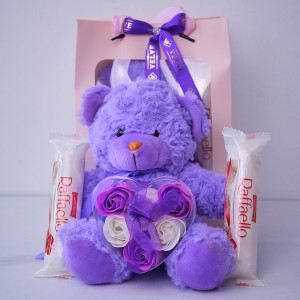 Set Cadou Special Valentine, cu ursulet, 6 trandafiri din sapun si Raffaello, mov