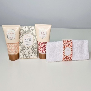 Set spa pentru femei, cu prosop, gel de dus, lotiune de corp si sare de baie - Img 4