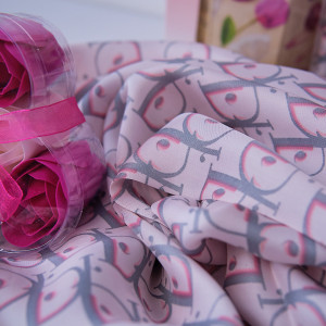 Set Special Valentine, cu esarfa, ciocolata si 3 trandafiri din sapun, roz