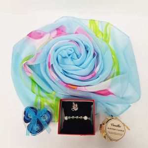 Set special, Womens's Day cu esarfa, martisor, lumanare parfumata si 3 trandafiri din sapun, gri