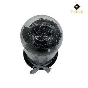 Trandafir Criogenat cu accesorii, blat negru, pe pat de petale, negru