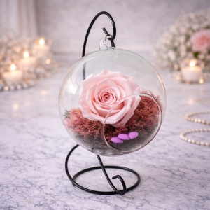Trandafir Criogenat Glamouroses, roz prafuit, pe pat de licheni stabilizati, in glob de sticla, pe suport metalic