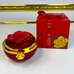 Trandafir de sapun rosu in cutie eleganta cu cupola și lantisor cu pandantiv surpriza - Img 5