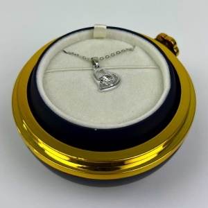 Trandafir de sapun rosu in cutie eleganta cu cupola transparenta si lantisor cu pandantiv surpriza - Img 10