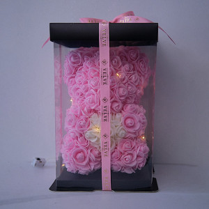 Ursulet floral 25cm, cu LED-uri luminoase, din trandafiri spuma roz cu inima rosie, in cutie cadou