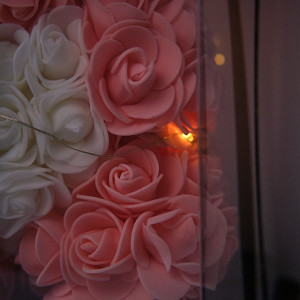 Ursulet floral 25cm, cu LED-uri luminoase, din trandafiri spuma roz pudrat cu inima rosie, in cutie cadou