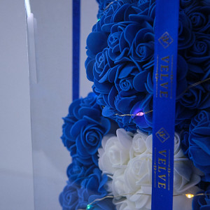 Ursulet floral 30 cm, cu led de lumini, din trandafiri spuma albastrucu inima alba, in cutie cadou