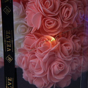 Ursulet floral 30 cm, cu led de lumini, din trandafiri spuma roz pudrat inima alba, in cutie cadou