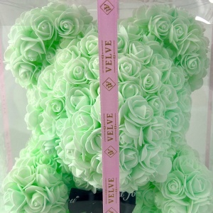 Ursulet floral din trandafiri spuma verde menta, 40 cm, in cutie transparenta eleganta - Img 6
