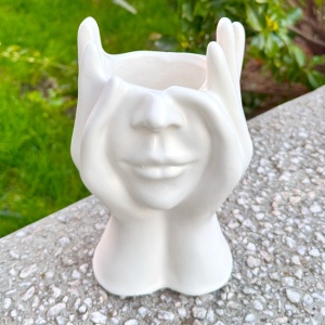 Vaza decorativa artistica din portelan, chip acoperit de maini, 21 cm  
