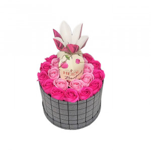 Velve Pretty Gift cutie rotunda silver cu trandafiri de sapun si praline Heidi Bouquet