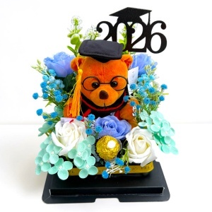 Aranjament absolvire 2026 Graduate cu ursulet de plus, trandafiri si hortensii de sapun, pralina Ferrero, in cutie transparenta premium - Img 6