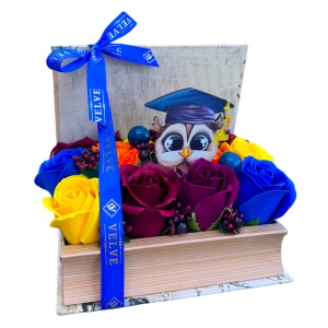 Aranjament absolvire, cu flori de sapun, in cutie tip carte si ornament decorativ bufnita cu toca festiva