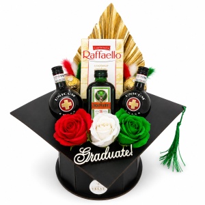 Aranjament absolvire Graduate in forma de toca, cu bauturi in miniatura Jagermeister si Unicum, praline Raffaello, Rocher si trandafiri de sapun