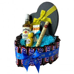 Aranjament Bonys in forma de inima cu batoane Snickers, Jim Beam 200 ml, praline Ferrero Rocher 50gr, apa de toaleta Cuba Royal 35 ml si 3 trabucuri