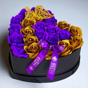 Aranjament Brilliant Heart,23 trandafiri sapun si accesorii perlate, cutie in forma de inima, Mov-Auriu - Img 1