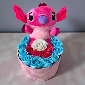 Aranjament cu flori de sapun si jucarie de plus Stitch roz, in cutie eleganta - Img 3