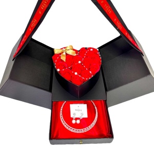 Aranjament de Lux pentru femei Open Heart Box, in cutie exclusivista cu sertar, cu Trandafiri din sapun, perle decorative, set bijuterii cu pietre semipretioase, 18.5x18.5x18 cm