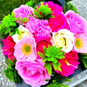 Aranjament floral pentru absolvire, in cutie in forma de toca cu flori de sapun si plante artificiale, 20x20x9 cm, Roz