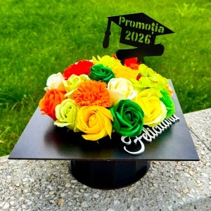 Aranjament floral absolvire 2026 in cutie tip toca, cu flori de sapun si garoafe , 26x26x13cm, Multicolor - Img 4