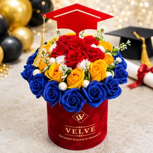 Aranjament floral absolvire 2026 tricolor in cutie de catifea cu trandafiri de sapun si perle - Img 2