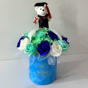 Aranjament floral pentru absolvire, in cutie rotunda cu trandafiri si hortensi, turcoaz