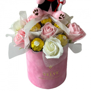 Aranjament floral pentru absolvire, in cutie rotunda cu trandafiri si praline Ferrero Rocher, roz
