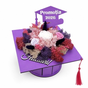 Aranjament floral absolvire Promotia 2026 in forma de toca mov Graduate cu trandafiri criogenati, hortensii si licheni conservati - Img 3