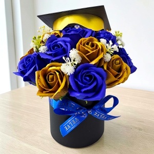 Aranjament floral absolvire Royal Blue cu trandafiri de sapun, in cutie rotunda - Img 4