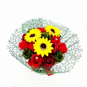 Aranjament floral Ametist cu flori de sapun, in cutie rotunda neagra, accesorizata cu funda si plasa sizal