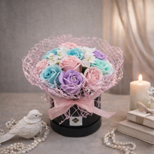 Aranjament floral Ametist cu flori de sapun, in cutie rotunda neagra, accesorizata cu funda si plasa sizal