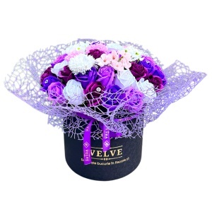 Aranjament floral Ametist, flori de sapun, in cutie rotunda neagra ⌀ 20cm, accesorizata cu funda si plasa sizal, mov-crem-alb - Img 2