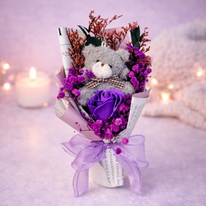 Aranjament floral Best Wishes cu ursulet de plus, trandafir mov de sapun si flori criogenate, 26x12 cm
