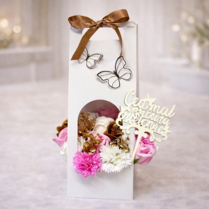 Aranjament floral Butterfly, cu trandafiri si garoafe din sapun, plante decorative, cu topper " Cea mai buna prietena ", in cos deosebit cu toarte, Alb
