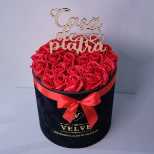 Aranjament floral in cutie rotunda neagra, cu 25 trandafiri rosii din sapun si mesaj "Casa de piatra"