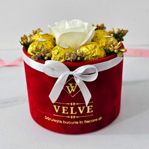 Aranjament floral Chocolate Rose cu un trandafir de sapun, stamine aurii si opt praline Ferrero Rocher, in cutie de catifea, Alb
