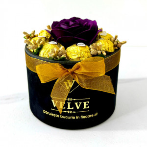 Aranjament floral Chocolate Rose cu un trandafir de sapun, stamine aurii si opt praline Ferrero Rocher, in cutie neagra cu catifea, Mov Burgundy