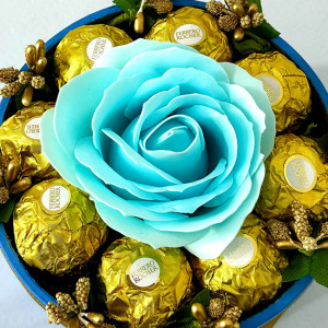Aranjament floral Chocolate Rose cu un trandafir de sapun, stamine aurii si opt praline Ferrero Rocher, in cutie albastra cu catifea, Albastru glaciar 3