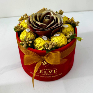 Aranjament floral Chocolate Rose cu un trandafir de sapun, stamine aurii si opt praline Ferrero Rocher, in cutie rosie cu catifea, Auriu 2