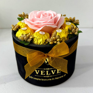 Aranjament floral Chocolate Rose cu un trandafir de sapun, stamine aurii si opt praline Ferrero Rocher, in cutie neagra cu catifea, Roz
