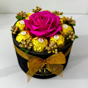 Aranjament floral Chocolate Rose cu un trandafir de sapun, stamine aurii si opt praline Ferrero Rocher, in cutie neagra cu catifea, Fucsia 4