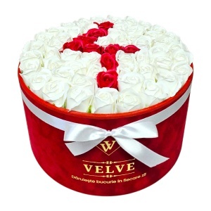 Aranjament floral cifra cu 55 trandafiri de sapun in cutie rotunda catifea rosie, cifra 4