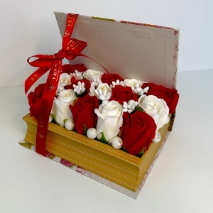 Aranjament floral cu 15 trandafiri de sapun in cutie tip carte, Rosu-Alb - Img 3